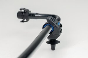 Brida Soft Grip ensamblada con Base de Fijación Soft Grip Mount para taladros (en punta de flecha) sobre tubo de conducción de fluídos.