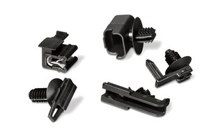 Steckerhalter sind für die verschiedenen Stecker-Typen und mit unterschiedlichen Befestigungselementen erhältlich.