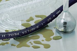 Viton®-E er fleksibel og yder beskyttelse mod aggressive kemikalier.