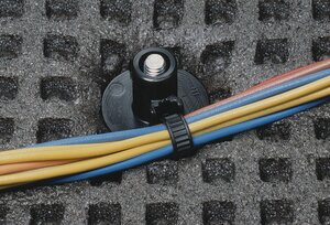 De innovatieve kopgeometrie fixeert de kabel en bevestigt het isolatiemateriaal.